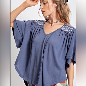 EASEL COTTON SLUB SWING TOP
-SMOCKED AND EMBROIDERED DETAILING